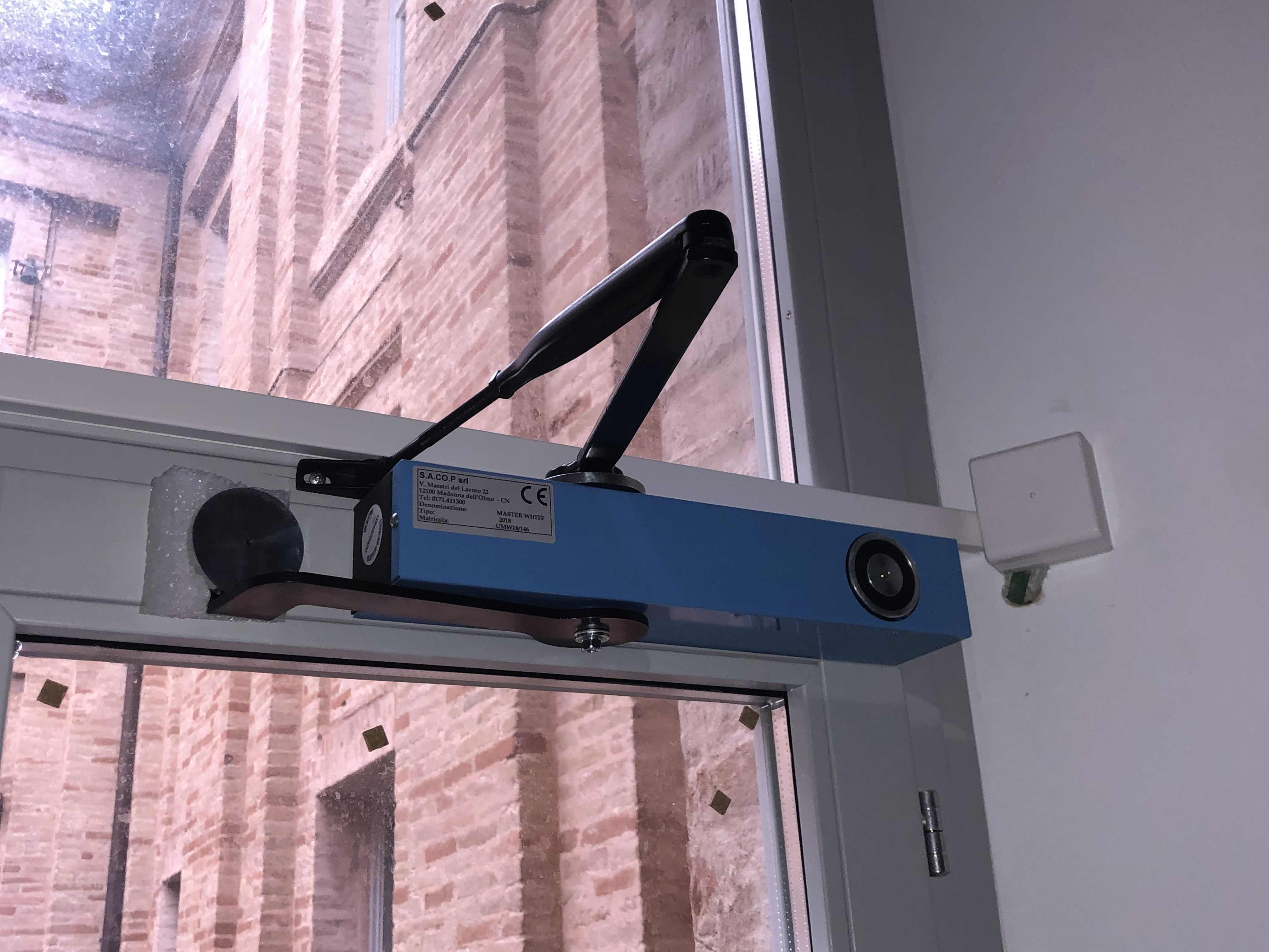 Immagine realizzazione Dispositivi di ventilazione automatica per porte e finestre. Alefire Srl
