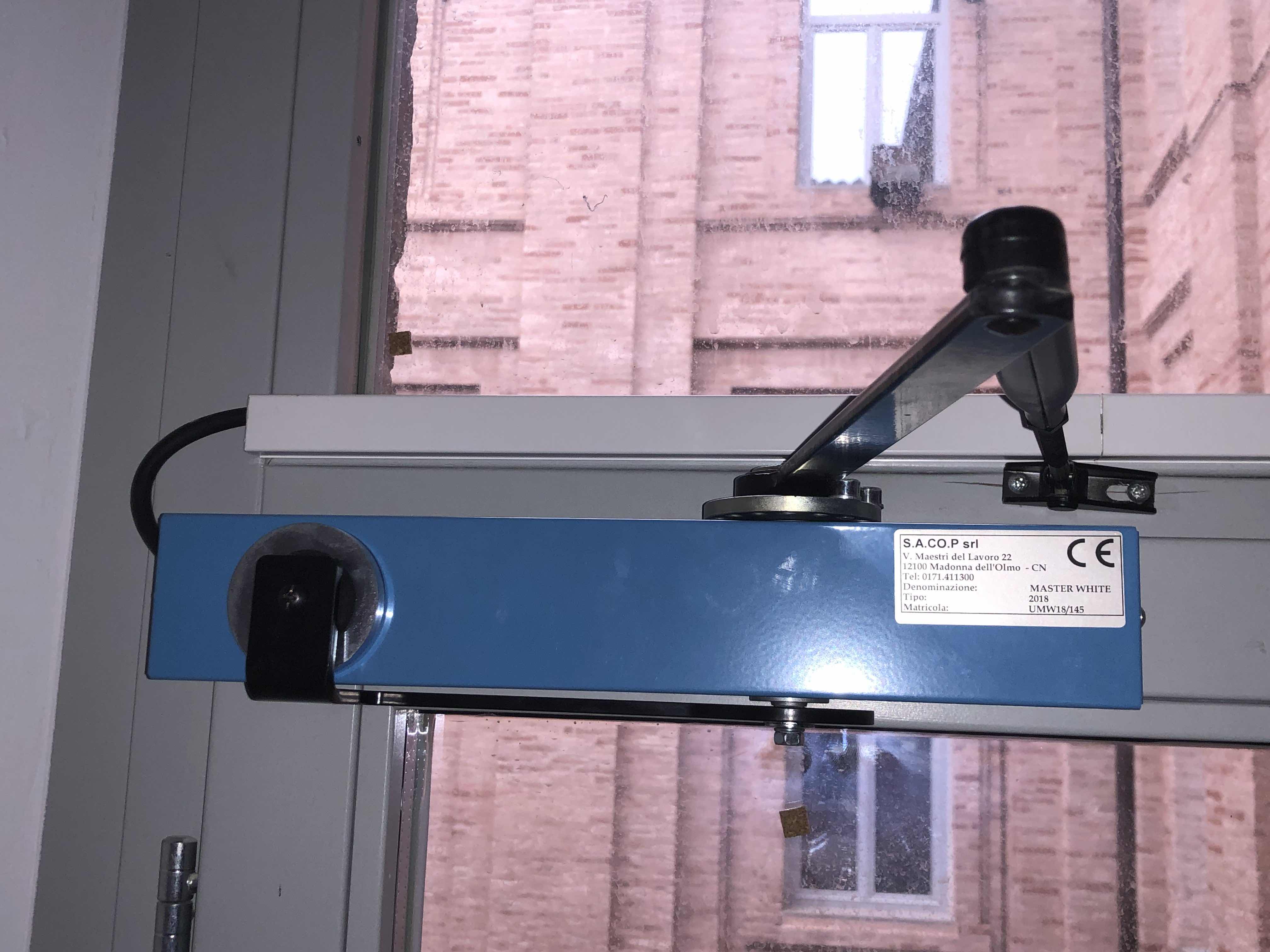 Immagine realizzazione Dispositivi di ventilazione automatica per porte e finestre. Alefire Srl