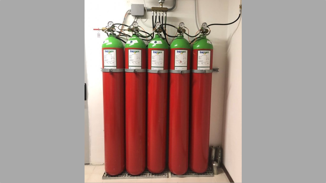 Immagine realizzazione Gruppo bombole con gas INERGEN per spegnimento archivio Alefire Srl